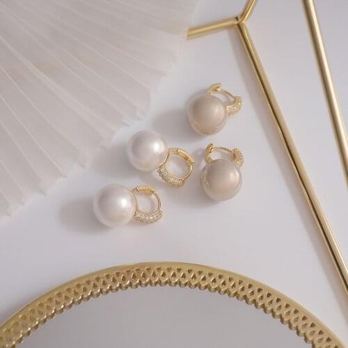 Korean hot selling fashion jewelry exquisite copper inlaid zircon small hoop earrings elegant pearl pendant women party earrings