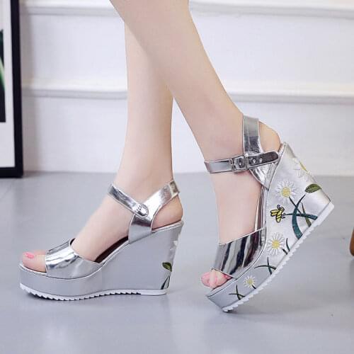 New Women Wedges Sandals Summer Slope Flowers Word High Heel Female Sandals Embroidered Women Platform Sandals
