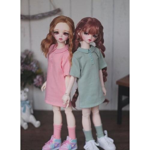 The BJD doll dress fits well with a quarter style dress shirt in a long loose-fitting version with solid socks in twin colours