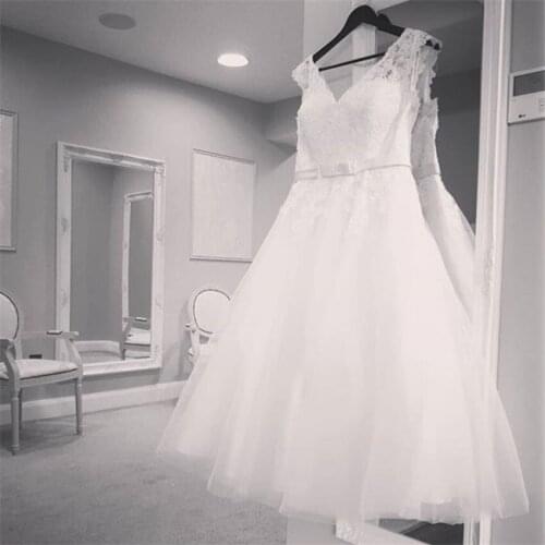 Vintage A-line Tea Length Wedding Dress V-neck Appliques Robe De Maria Backless White Ivory Vestido De Noiva Short Bridal Dress