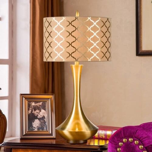 Bronzing Pattern Shade Table Lamp for Bedside Bedroom Living Room Creative Curved Gold Desktop Lamp Home Deco Nightstand Lamp