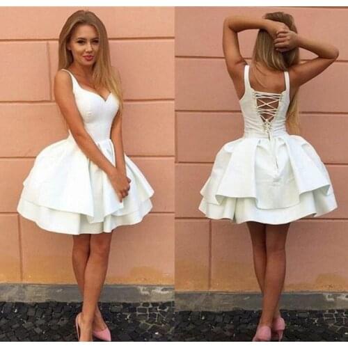 Sexy Criss-cross Straps Backless White Homecoming Dresses V Neck Tiered Short Prom Party Gowns Puffy Cheap Cocktail Dress