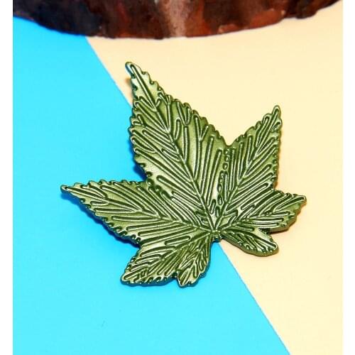 Vintage French Maple Leaf Metal Brooches Fashion Charm Minimalist Suit Lapel Pin Plant Green Color Scarf Buckle Sweater Brooch