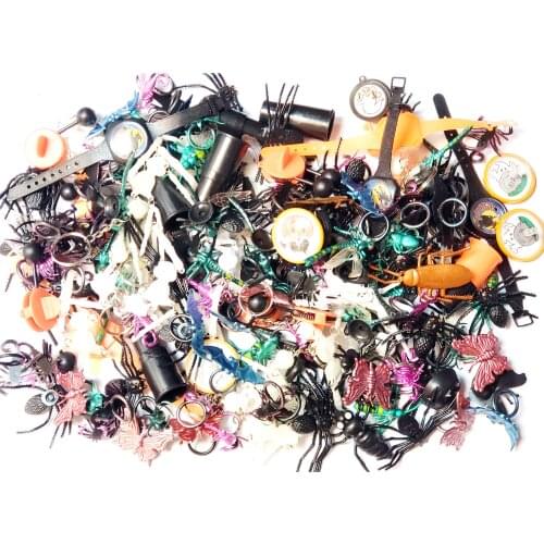 200 pc Halloween Mixed Key Rings Spin Tops Clacker Watch Insect Rings Suction Decor Puzzle Pirate Horror Party Favor Restaurant