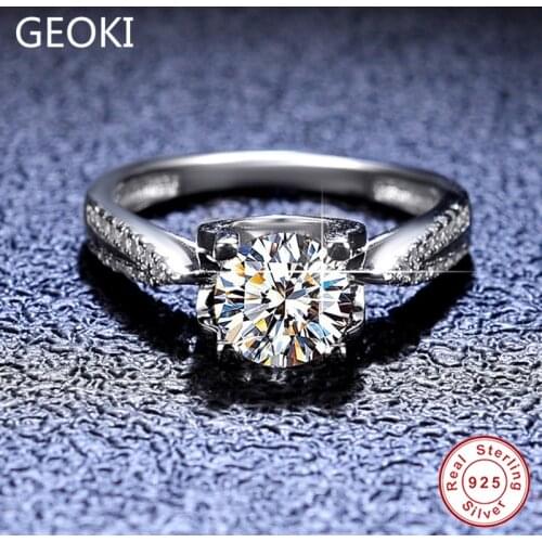 Geoki 1 CT Passed Diamond Test Perfect Cut D Color VVS1 Moissanite Cow Head 4 Prong Ring 925 Sterling Silver Wedding Jewelry