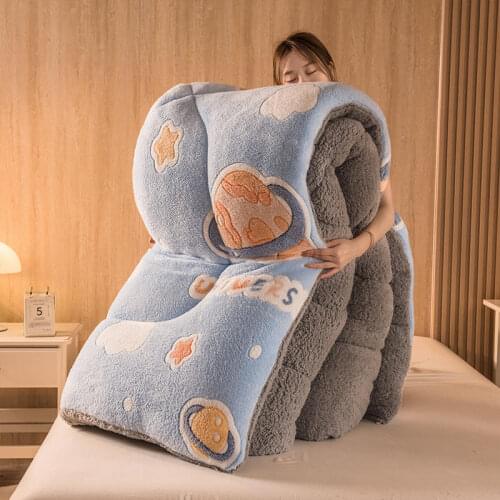 The Flannel Double-Sided Thickened Skin-Friendly Quilt Brings Warm Sleep for the Family in the Cold Autumn and Winter
