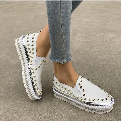 2021 Women Flats Casual Studded Flats Rivet Loafers Unisex Shoes Slip on Big Size 41 42 43 Spikes Studded Flat Shoes Women