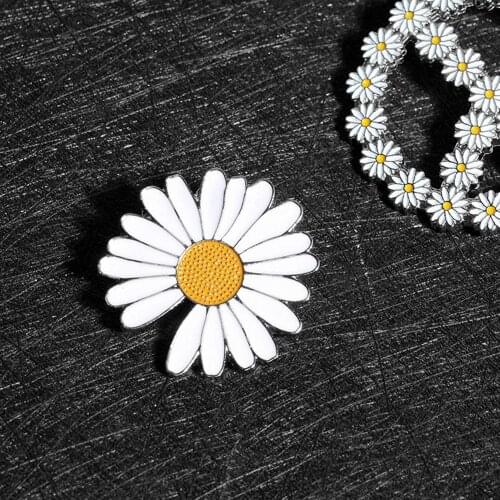 Light Daisy Flower Button Pins Denim Clothes Lapel Pins 1PC Fashion Rhinestone GD Brooch For Woman Jewelry Gifts