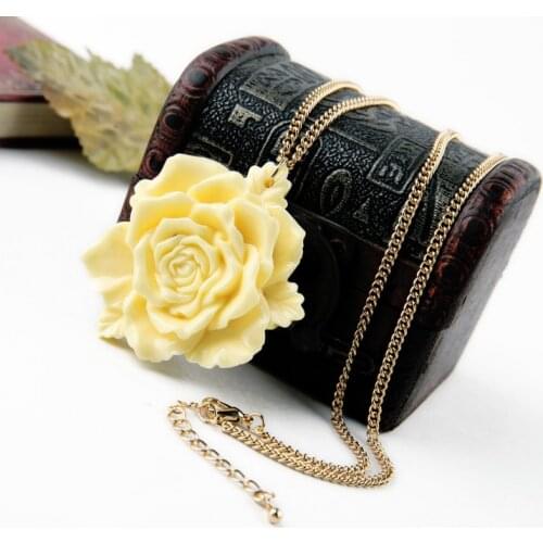 Resin Flowers Pendant Neckalce Gold Color Initial Necklace For Women Fashion Jewelry New