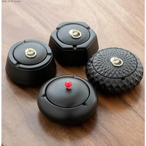 Windproof Round Ashtray Home Decoration Accessories Black Ceramic Portable Ashtray Home Office Ashtray with Lid Boyfriend Gift