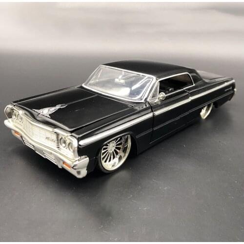 Diecast Model Cars 1/24 Scale Old American Classic Car Chevrolet Impala Alloy Decoration Scene Display Gift Hot Toys