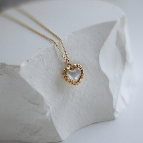 Vintage Seasonal Elegant Jewelry Designer White Pure Shell Handmade Heart Shape Gold Plated Pendant Necklace for Girl Valentine
