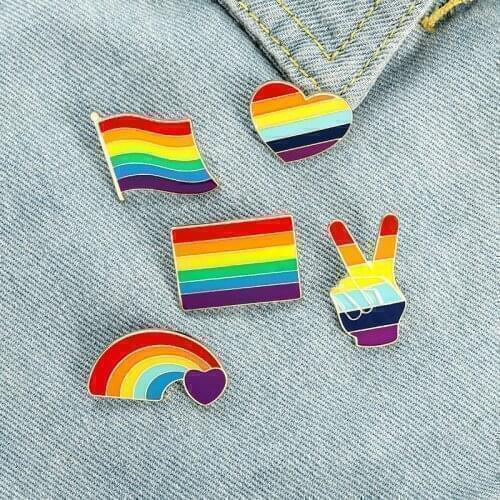 Creative Rainbow Heart Finger Flag Love is Love Pins Brooches LGBT Design Metal Badges Gay Lesbian Pride Lapel Pin Jewelry Gifts