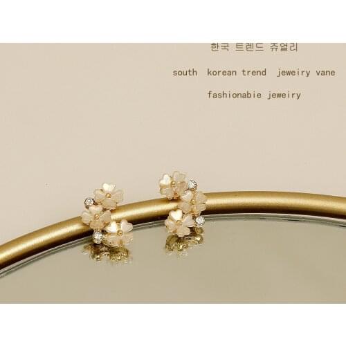 CHOWLEE Spring And Summer Retro Earrings Female Temperament High Sense Flower Earrings Simple Fashion Earrings Holiday Jewelry