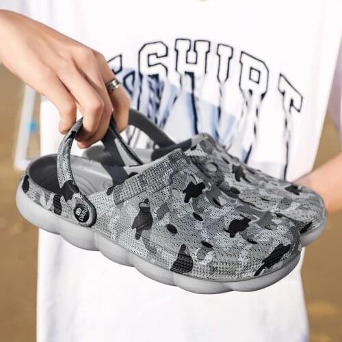 Mens Summer Slipper Hole Shoes Sandals Breathable Casual Outdoor Non-Slip Beach Slipper fashion light trend light walking shoes