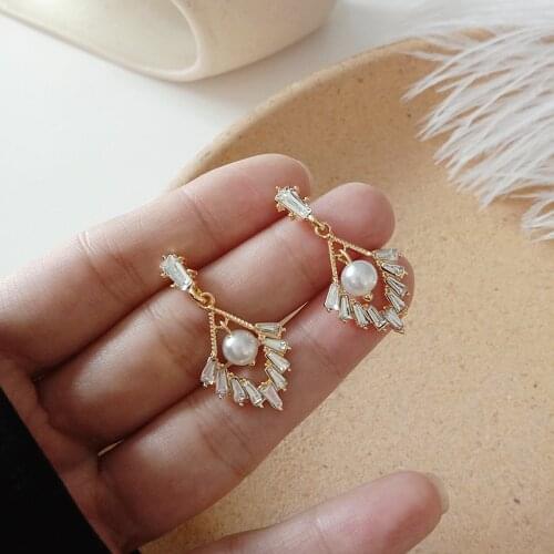 2021 Fashion Korean Version Of Earrings V-shaped Crystal Imitation Pearls Niche Design Net Celebrity Wild Earrings Womens Sales