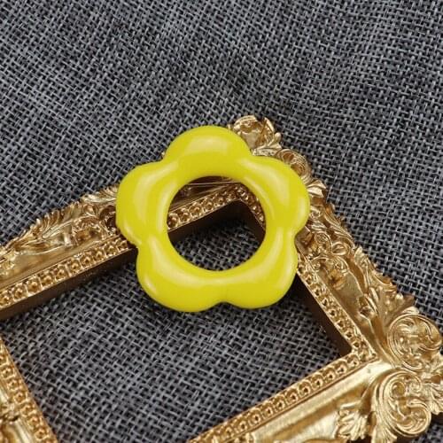 Simple Flower Enamel Pins Glazed Brooch Corsage Female Dress Scarf Buckle Cardigan Clip Metal Suit Lapel Pin Hat Bag Accessories