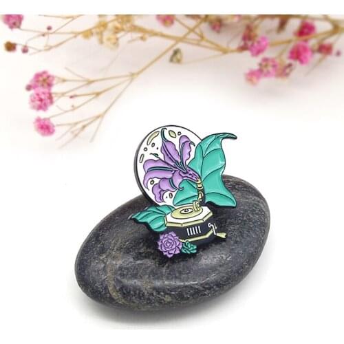 Retro phonograph Enamel Brooch magic power violet Lily Hand operated Music box Lapel Pin Flower leaf Creative Badge