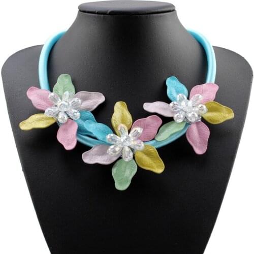 Colorful Bead Metal Leaf Pendant Statement Flower Necklace for Women Spring Rope Chain Magnetic Buckle Handmade Necklace
