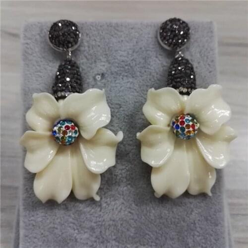 Vintage Jewelry Flower Natural Beige Resin Flower Blossom Charm with Water Drop Stone Top Dangle Earring For Women Wedding Party