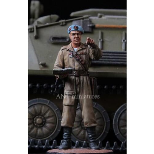 1/35 Soviet Airborne Officer in Prague, Resin Model Soldier figure GK, Military theme, Unassembled and unpainted kit