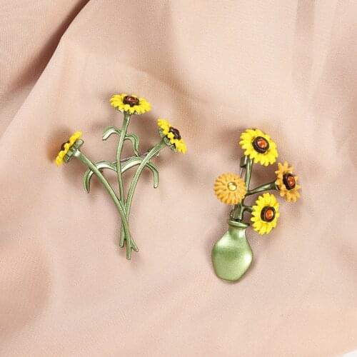 Metal Enamel Sunflower Brooches for Women Yellow Color Elegant Autumn Style Fashion Jewelry Luxury Coat Daisy Pin Plant Badge