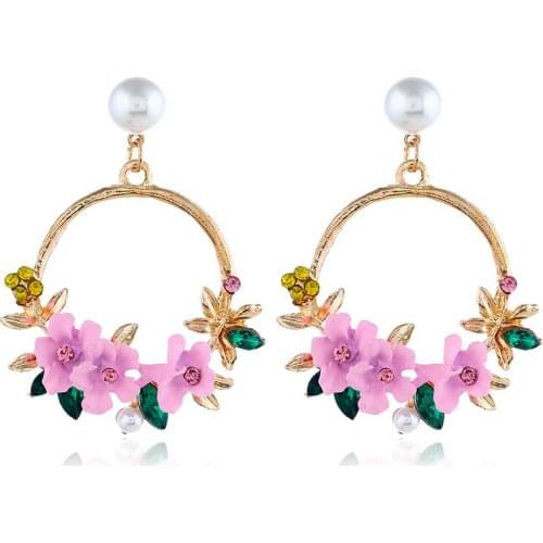 Fashion Exquisite Faux Pearl Ornament Earrings Cutout Round Metal Rhinestone Acrylic Flower Pendant Womens Glamour Earrings
