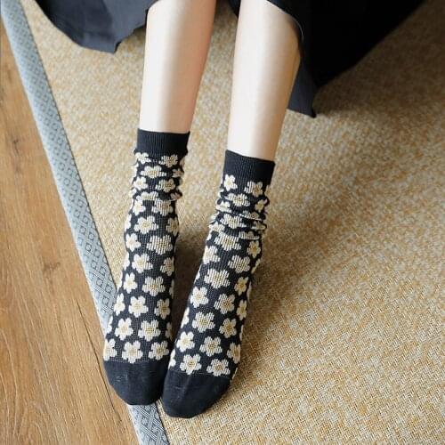 Funky Retro Daisy Cozy Womens Tube Socks Cartoon Flower Streetwear Skateboard Cotton Harajuku Kawaii Socks Autumn Winter