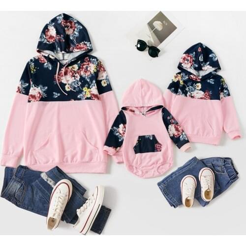 PatPat Floral Print and Pink Splicing Long-sleeve Hoodie Sweatshirt for Mom and Me