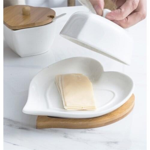 Ceramic Creative Heart Shaped Butter Dish With Bamboo Base Simple Cheese Storage Tray White Porcelain Butter Box Kitchen Tools