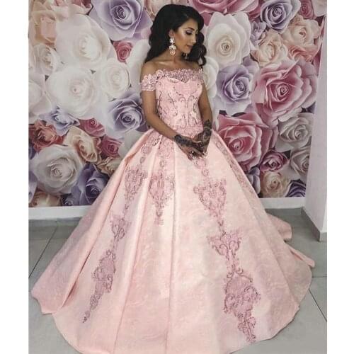 2020 Bateau Neck Lace Ball Gown Quinceanera Dresses Ruched Applique Floor Length Vestido de fiesta Long Prom Gowns