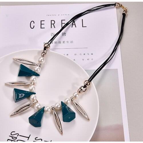 HC Fashion Geometric Pendant Big Statement Necklace Women Short Choker Necklace Bohemian Special Leaf Triangle Necklace Party W