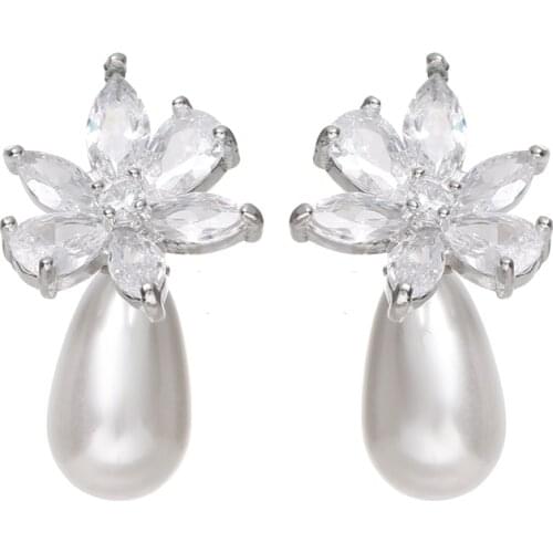 Bettyue New Arrival Ingenious Flower Shape Earring With Shiny Pearl For Female Fashion Statement Banquet Dazzling Jewelry