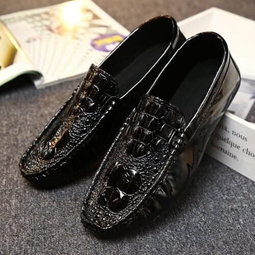 Fashion Classic Black Mens Crocodile Shoes Comfortable Patent Leather Shoes Men Casual Slip On Mens Peas Shoes mocasines hombre