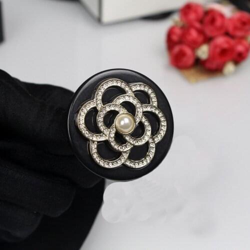 Classic black resin set rhinestone mountain camellia brooch fashion versatile fashion dress pins
