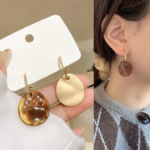 Classic Simple Round Metal Resin Asymmetrical Pendant Drop Earrings for Women Girls Teens Hoop Earrings 2021 Trend New Arrival