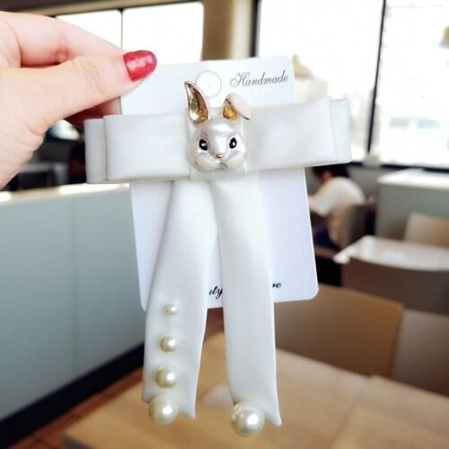 2021 White Ribbon Tic Rabbit Brooch Pin Bowknot Pearl Brooches Accessories Ladie Collar Broaches Pin Badge for Women Jewelry