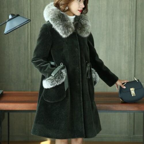 Loose 2020 Warm Sheep Shearing Fur Coat Female Wool Jackets With Natural Fox Fur Collar Hooded Winter Jacket Women YQ984