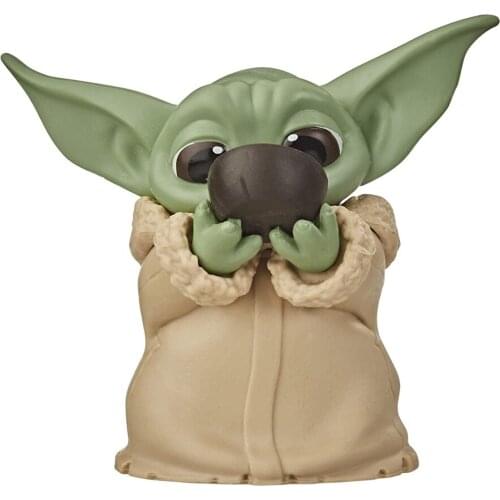 Original Star Wars The Bounty Collection Child Collectible Toys 2.2-Inch Mandalorian Yoda Sipping Soup Blanket-Wrapped Figure