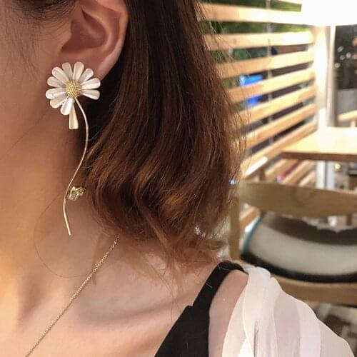 AENSOA 2020 New Korean Elf White Dasiy Drop Glaze Asymmetric Small Daisy Tassel Flowers Ear Drop Statement Earrings for Women