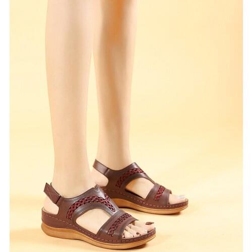 Summer retro style round head casual womens sandals non-slip slope with hollow light large size 43 comfortable mother sandals