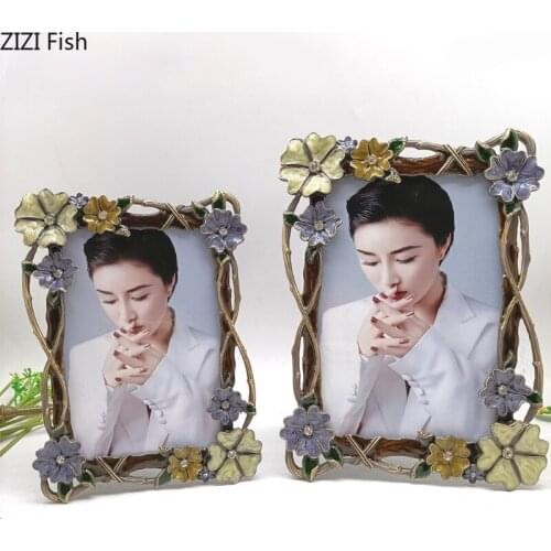 Modern Embossed Flower Alloy Photo Frame 6/7 Inch Wedding Family Photo Frame Retro Dressing Table Bedroom Countertop Decoration