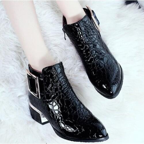 In autumn and winter the new style is thick with female English sharp lacquer Martin boots short large size womens boots