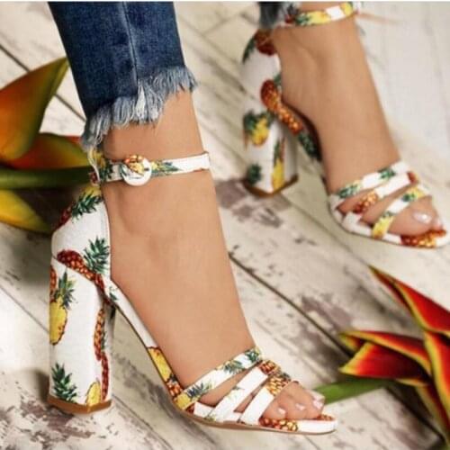 2019 speed sell tong designer shoes big yards in Europe and the thick heel strap spell a word color female sandals 331-2