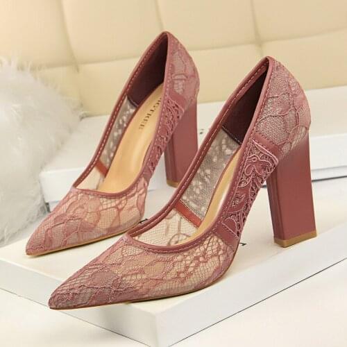 2018 Women Shoes Pointed Toe Pumps Vintage Thick with Mesh Spiraea Hollow Lace Dress Shoes 9.5CM High Heels Wedding Shoes