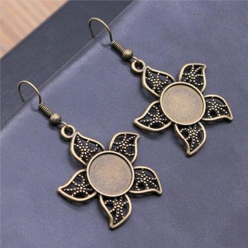 Vintage Antique Bronze Color 12mm Round Flower Style Cameo Cabochon Pendant Base Setting Dangle Earrings Fit Women Party Gift