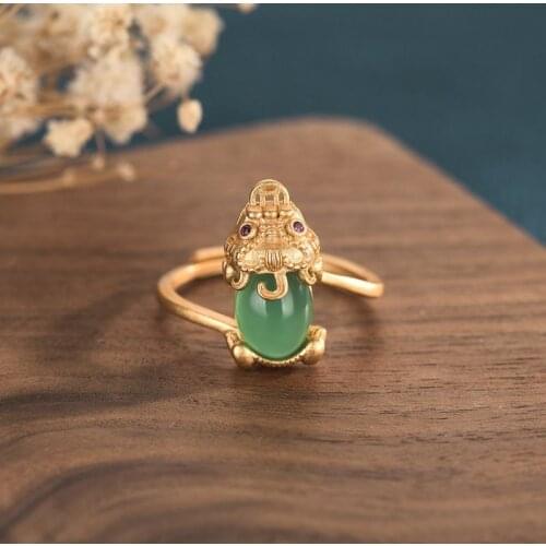Vintage Natural Stone Women Chalcedony Rings Opening Adjustable Chinese Golden Toad Luxury Charm Womens Jewelry