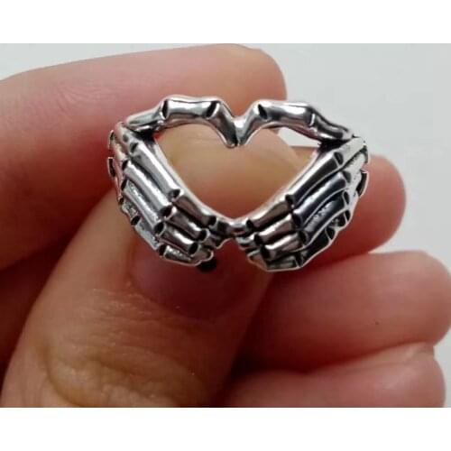 Vintage Gothic Creative Skull Hand with Heart Rings for Men Punk Skeleton Couple Rings Women Hip Hop Band Jewelry Gift Halloween
