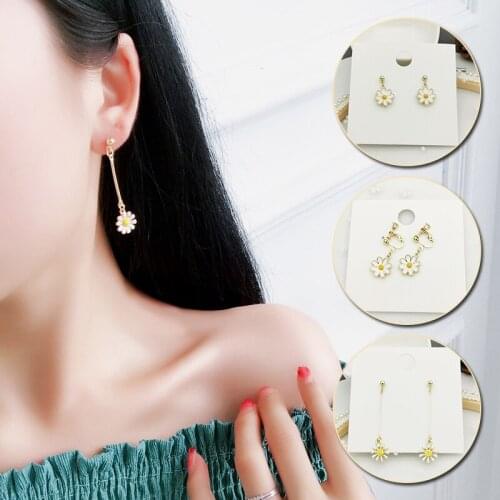 New Temperament Flowers Stud Earrings Fashion Metal White Little Daisy Earrings Female Girls Party Wedding Ear Jewelry Gifts