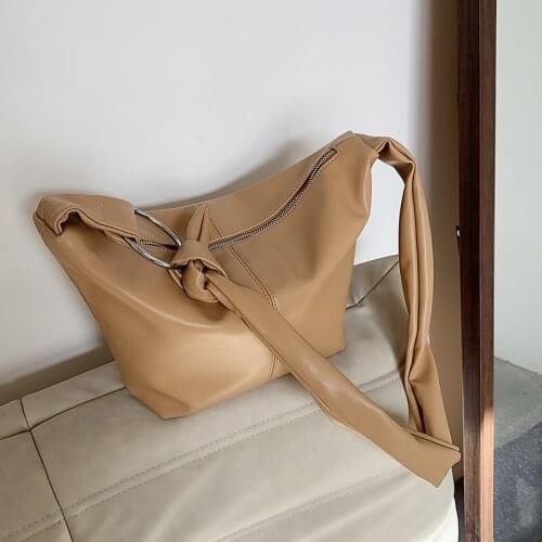 Womens new one shoulder messenger bag simple solid color retro fashion soft leather handbag